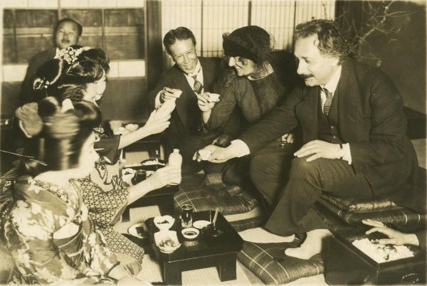В рамках своих поездок Эйнштейн посещал самые разные страны и побывал в том числе в США, Индии, Китае и Японии. На фото: Эйнштейн со своей женой в 1922 году в Японии.