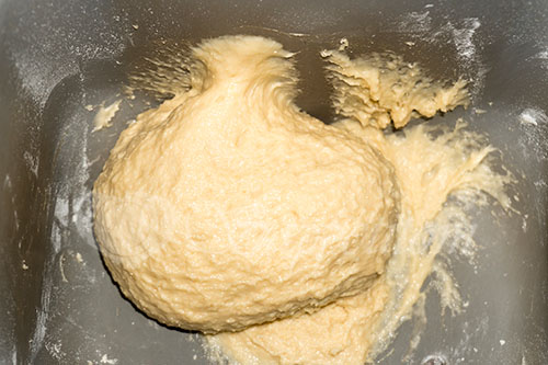 Когда тесто станет полностью однородным и гладким начинаем вводить сливочное масло.