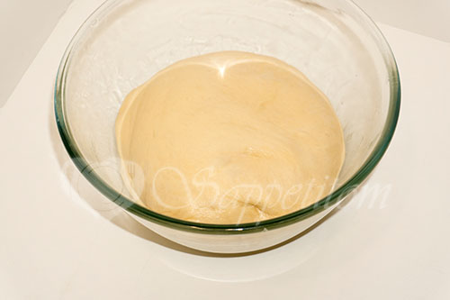 Тесто округляем и кладем в миску смазанную растительным маслом. Затягиваем миску пищевой пленкой и отправляем ...
