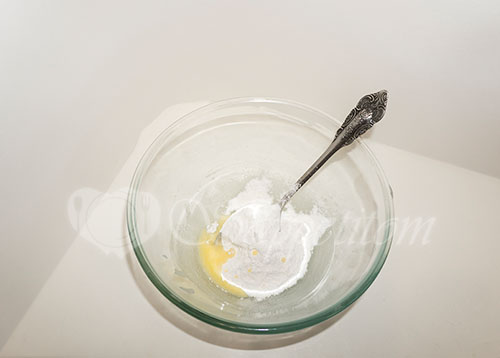 Второй вариант глазури более классический. 50 гр. сахарной пудры смешиваем с растопленным сливочным маслом 